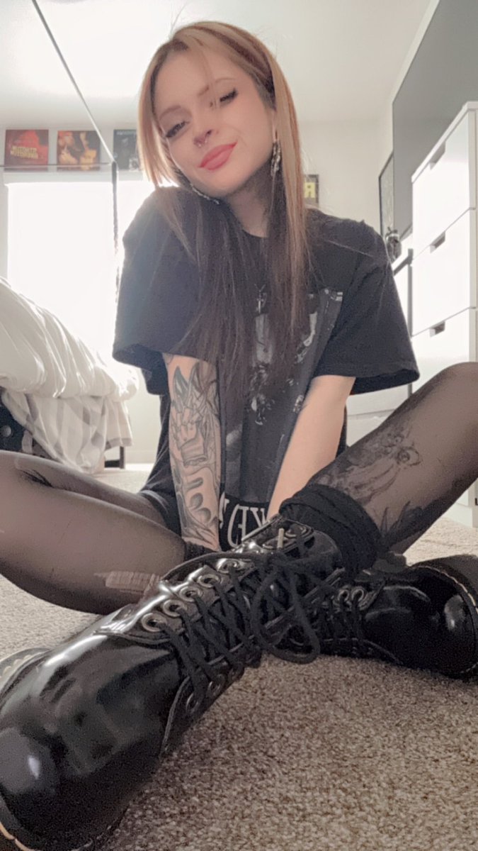 Xbatkitty987X's tweet photo. Pew pew 🖤 https://t.co/miaSpAoxCk