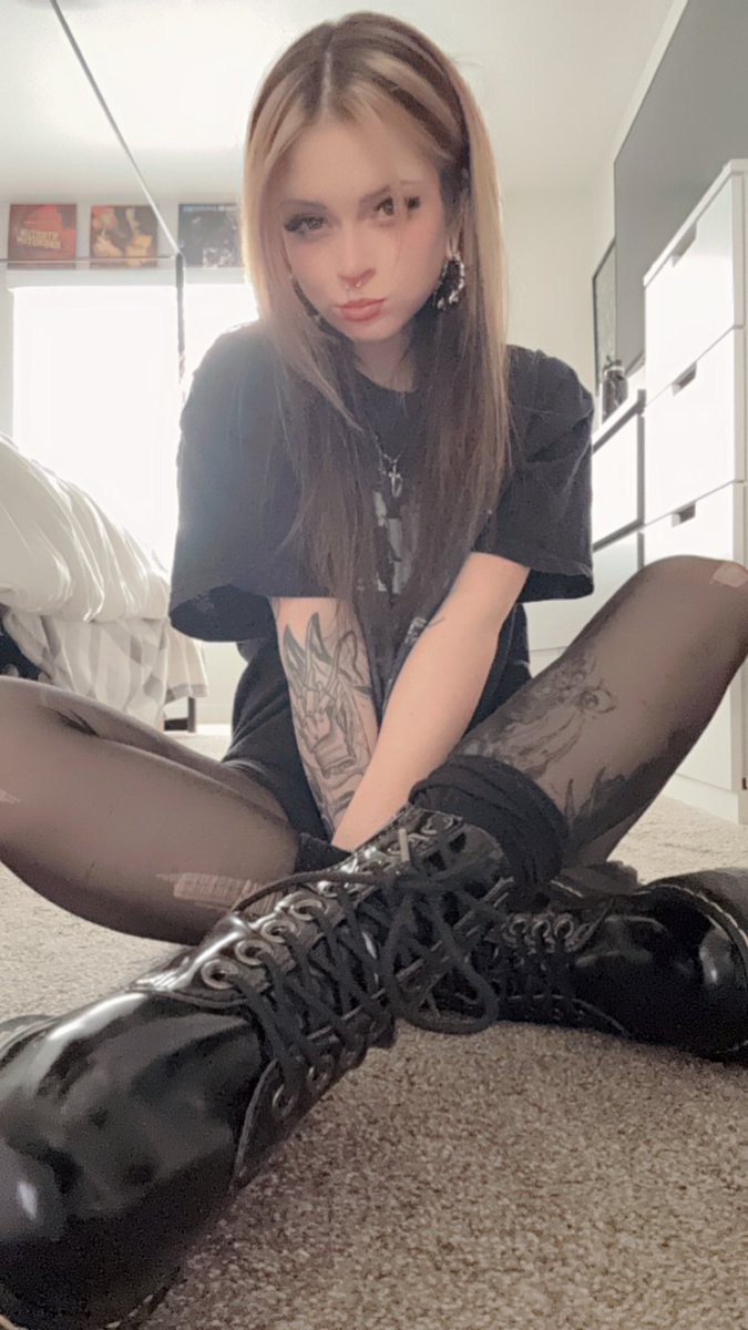 Xbatkitty987X's tweet photo. Pew pew 🖤 https://t.co/miaSpAoxCk