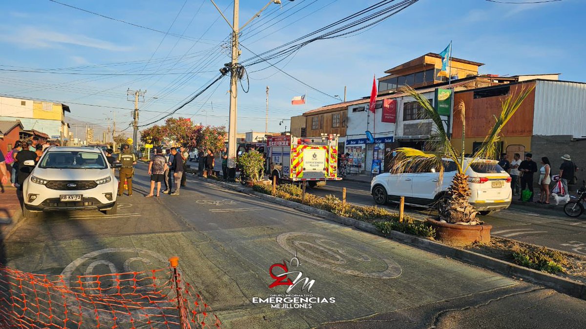 #Mejillones 🚨 #EM ⚠️
18:45hrs Personal de emergencias de la comuna concurren a la intersección de Av. Latorre con Almirante Castillo por accidente vehicular
Colisión de vehículo menor con motocicleta, 1 lesionado
Trasladado a Hospital de la comuna
Al lugar #Bomberos #Carabineros