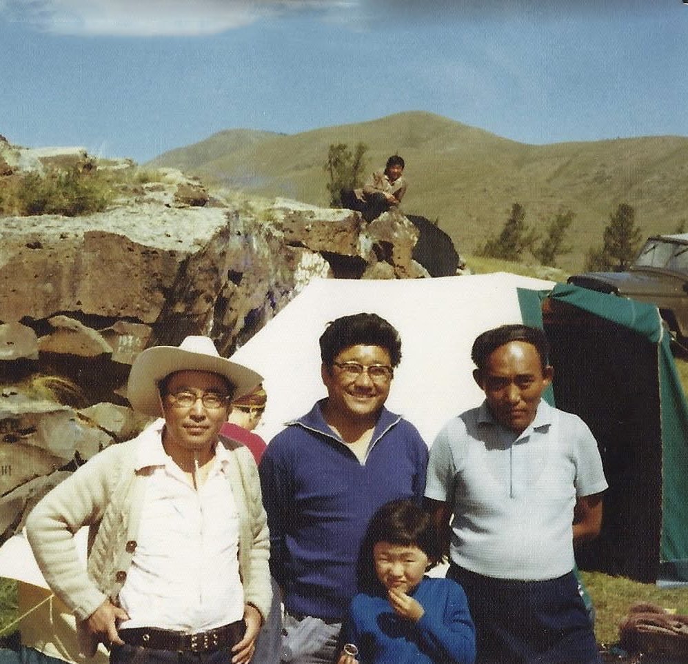 П.Очирбат гуайг өнөөдөр сүүлчийн замд нь үднэ.Соц үеийн 3 сайд:Гадаадтай ЭЗ талаар харилцах УХ-ны дарга миний аав Д.Салдан,Уул уурхайн сайд П.Очирбат гуай охины хамт,УТөлөвлөгөөний Комиссын дарга,ЕС асан Жасрай гуай хамтдаа хөдөө явж байсан үеийн зураг.(аавын хувийн архиваас)