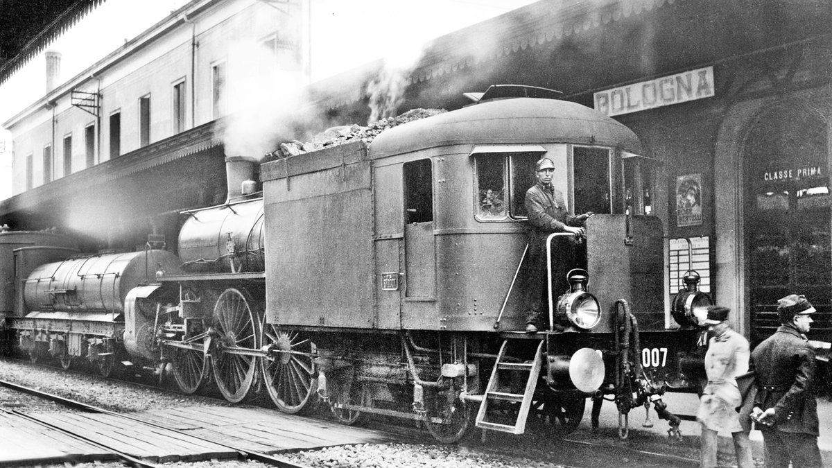 VicAlbert11's tweet image. Ferrovie Dello Stato (FS) 670 class 4-cylinder compound, coal burning Cab-Forward 4-6-0 No. 670-007 (Società Italiana Ernesto Breda, 1902) at Bologna, 13th October 1927. One of 43 built 1900-1906. (Denver Public Library OP-20584).📷 Otto Perry