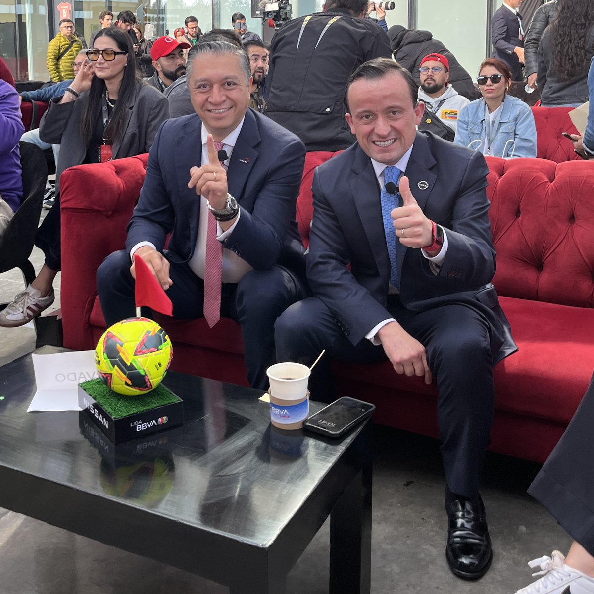 Si nos ves sentados, sonriendo y felices, a punto de firmar una nueva alianza, déjenos, es justo donde queremos estar ⚽️😎 cc <a href="/RodrigoCen/">Rodrigo Centeno C</a> <a href="/MikelArriolaP/">Mikel Arriola</a>. #Jugador23 #NissanEnLaLigaMx