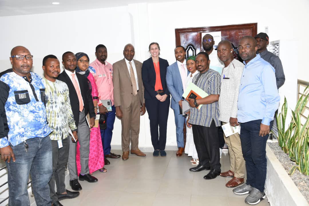 Une délégation de l’<a href="/EmbassyConakry/">@embassyconakry</a> était ce jeudi à l’<a href="/anlcguinee/">ANLC-PBG</a>. Conduite par le chargé de l’anticorruption de la représentation diplomatique américaine en Guinée, M. DONOVAN Eastwood, la délégation était composée de deux autres cadres influents dont Mme Kristen Schill du FBI.