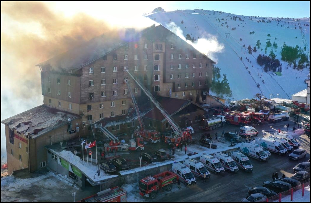 Olmuyor nedense
Hiç bir acıdan ve ölümden
Doğal afetten ve dökülen
Onca gözyaşından
Ders çıkarmıyoruz
Ne vakit toplumca
Kendimizi biraz mutlu
Huzurlu hissetsek
Biraz tebessüm etsek
Ya ölüm,ya deprem
Ya da cinnet haberleri geliyor
Mendilimiz artık kurumuyor
#Bolukartalkayafacia