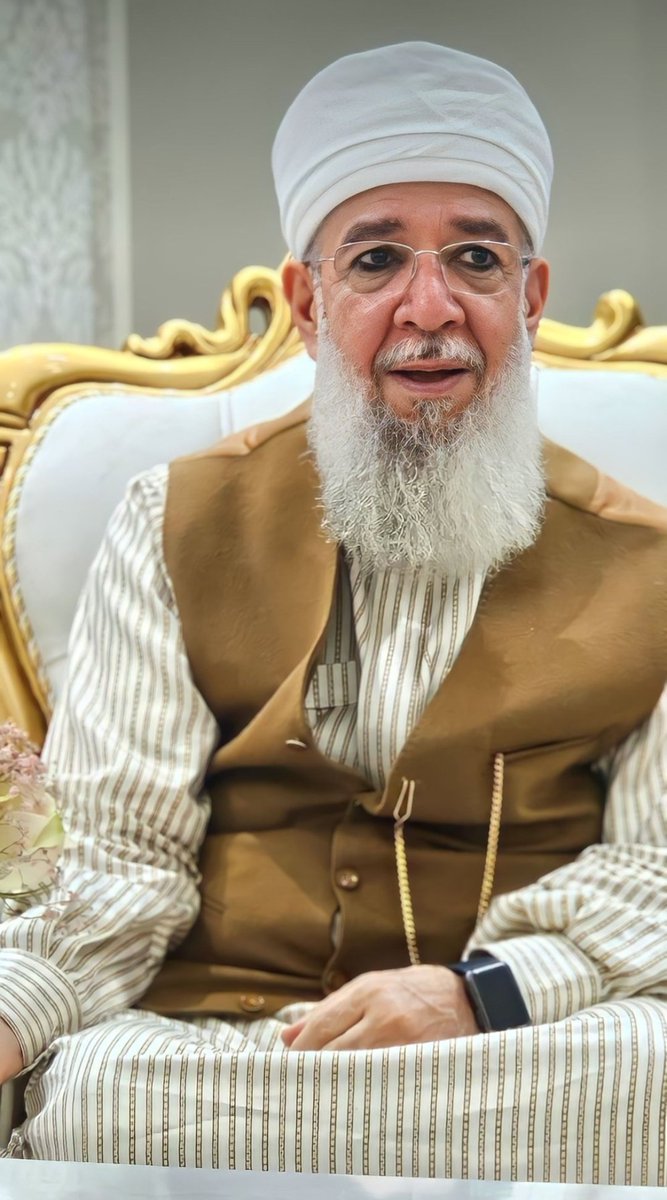 Sultan Hzlerinin odasına ehlibeytten bir aile geldi.
Sultan Hzleri onlarla hasbihal ettikten sonra.
Onlara hitaben ben sizi neden çok SEVİYORUM biliyormusunuz.Diye sordu
Onlar çok utandılar,cevap veremediler

Sultan Hazretleri:Siz seyidlik yapmıyorsunuz,
Siz sofilik yapıyorsunuz