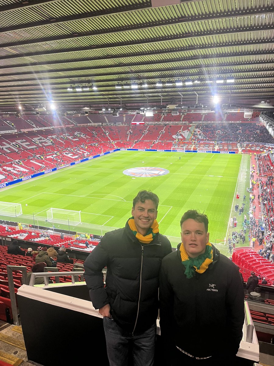 Ein gong var me to anonyme på Litlabø/Sagvåg si 673-bussrute frå Leirvik. Så står me her, i lag, seks år etterpå, på Stretford End og syng «We’ll never die..» på ein kald januardag. 

Detta er da alt handle om. Fotball, venskap og omvendt.

Talen er vertfall klar! #glazersout