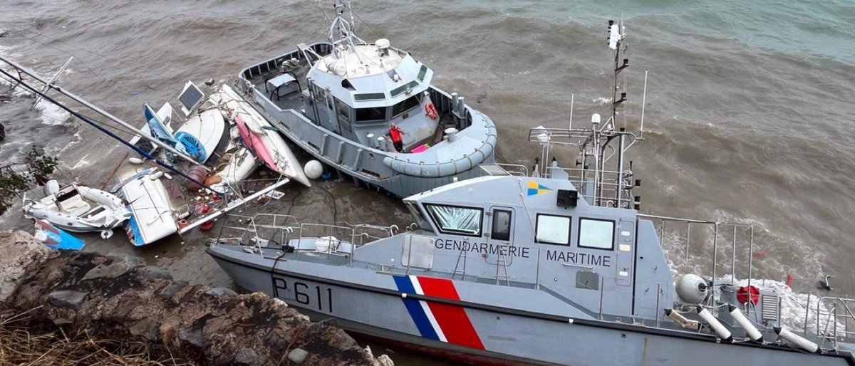 À #Mayotte, images de la lutte en mer contre l'immigration clandestine.

6 semaines après #Chido, toujours pas de renforts.