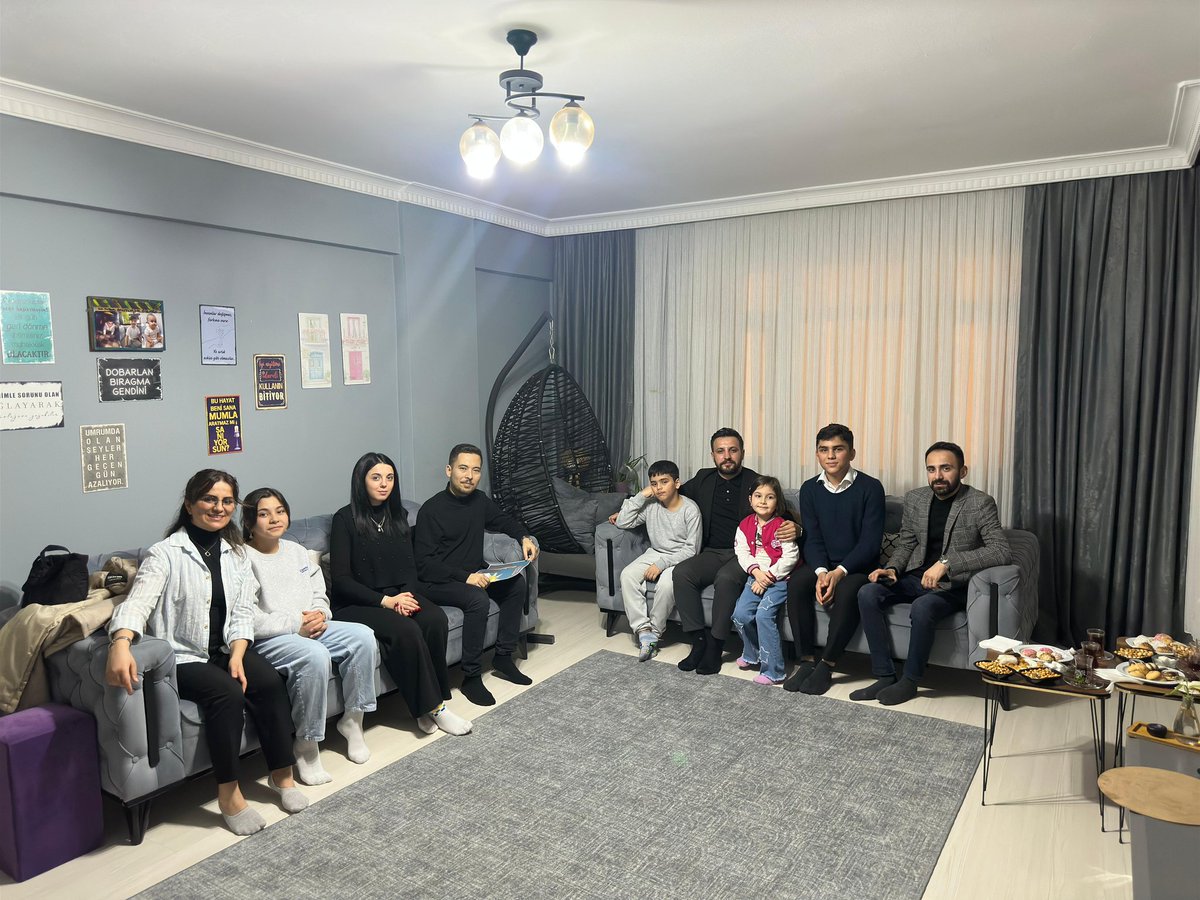 akgencesenyurtt's tweet photo. AK GENÇLİK VEFADIR !

Vefasızlık kolay, vefa ise zordur. Ama zor olan, daima güzeldir. Ak gençlik, işte bu zor olanı başarmaya taliptir.

İlçe Gençlik Kolları Başkanımız Sayın @msaygultr ve teşkilat mensuplarımız ile Muhammed Yılmaz kardeşimizi evinde ziyaret ettik. Nazik misafirverperlikleri ve hoş sohbetleri için teşekkür ederiz.

#Sevdamız #Esenyurt