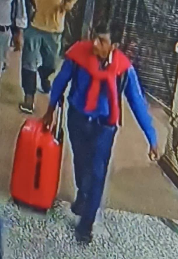 arsalanmd_'s tweet photo. This person stole our belongings, including gold ornaments, near Varanasi Jn. on 27th Oct '24. This is the CCTV footage of the thief. Mobile location traces were found near Begusarai and Munger, Bihar. Kindly help circulate this image to trace him. https://t.co/mTzzyBVCgd