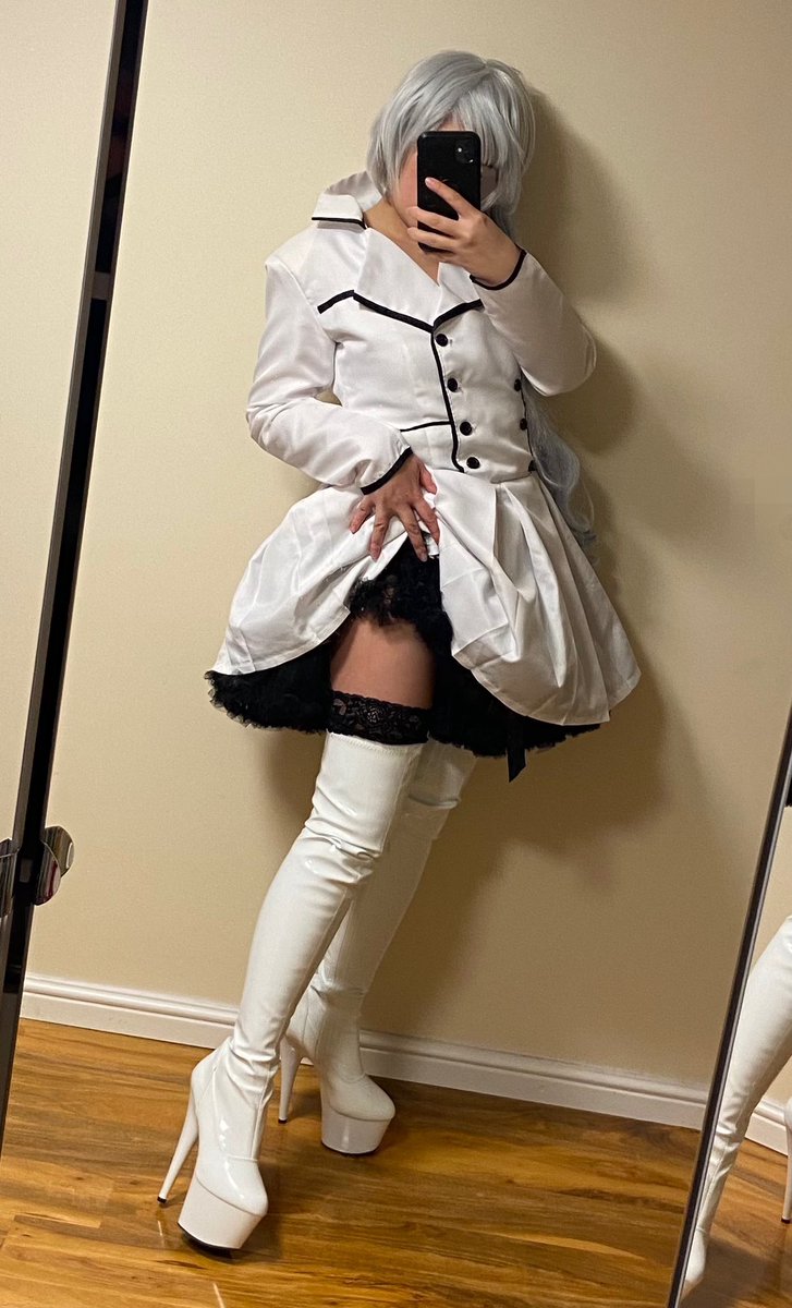 chixiechu's tweet photo. the skirt is too long for my liking but we will get that fixed-

weiss is cominggggg

#rwby https://t.co/OfQ1hdERT1