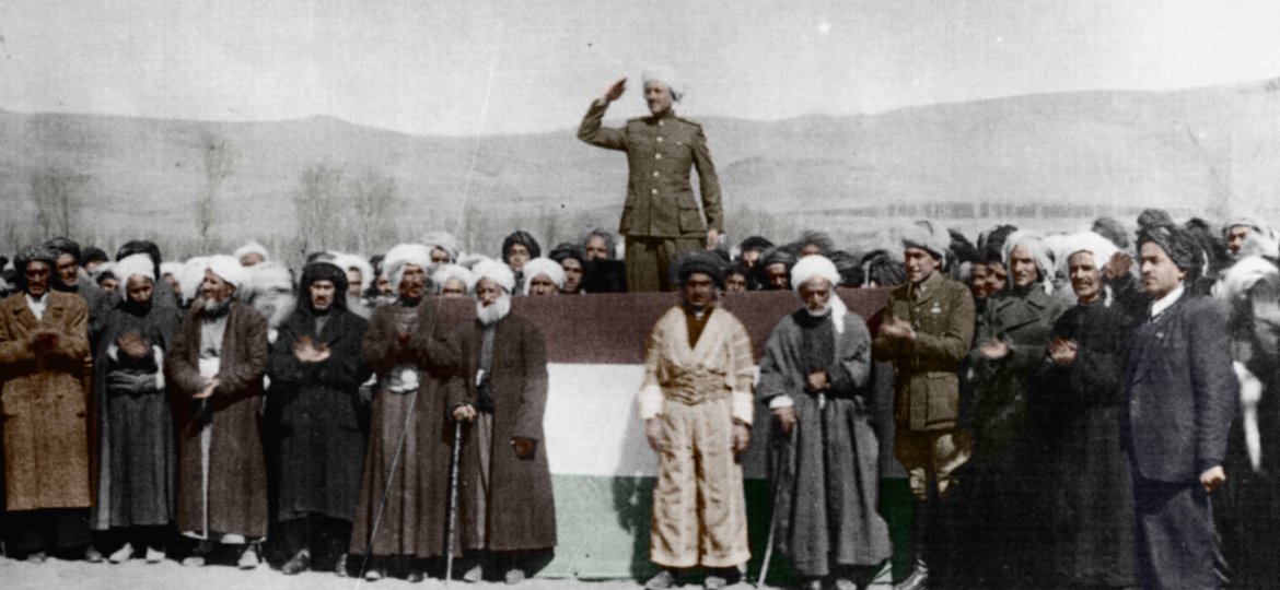 1/7
GÜNÜN TARİHİNDEN:
22 OCAK 1946'DA İRAN'DA MAHABAD KÜRT CUMHURİYETİ İLAN EDİLDİ

Fotoğraf: Qazi Muhammed Çarçıra Meydanı'nda Mahabad Kürt Cumhuriyeti'nin kuruluşunu müjdeliyor. (Not: Unvanı, Gazi ve Kadı şeklinde telaffuz edenler de var.)