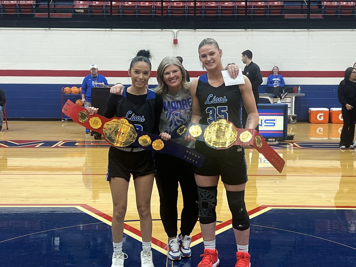 PrepNation_TV's tweet photo. #OKPrepScene: Moore Lady Lions Get
PNTV Belts + Inagurual MEB Award.
@racheljaques2
Benevolent Sacrifice
Meritorious Service
@ShaylinCompton
2024 All State Player
Gold Glove Award Winner
@LibbyJ_00
6A Humm Babe Player of the Year
Award Ceremony
https://t.co/kMnfNW5pem https://t.co/PKasWTp6VJ