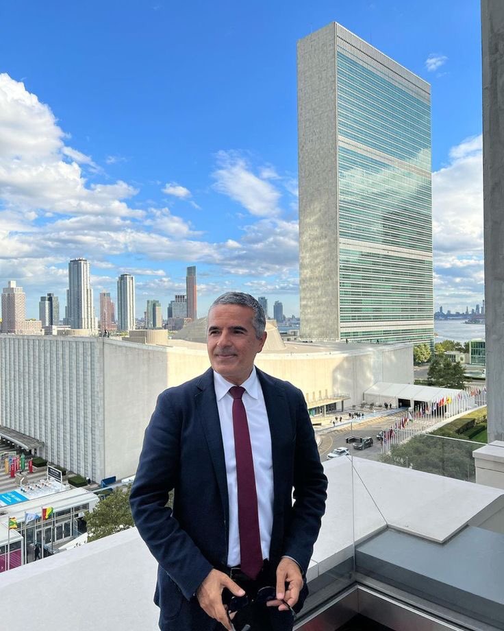 Hello 👋 everyone here…?