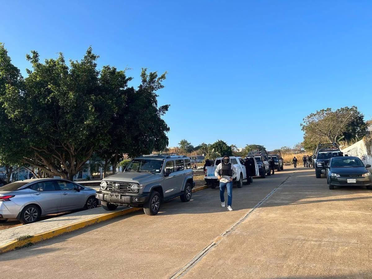 GabyCoutino's tweet photo. Trascendido. En el operativo de hoy en el municipio de #Villaflores Región #Frailesca de #FRIP #GrupoJaguar @sspchiapas son detenidos Funcionarios del Ayuntamiento local. Incluidos el Comandante de la #PolicíaMunicipal. En la ejecutoria coadyuvaron @SEDENAmx y @FGEChiapas https://t.co/Cj3BeGn2xh