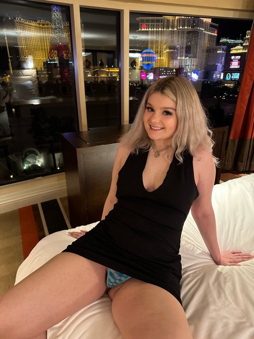 Maya Pryce - single in vegas.. what do u think of the view by the way? https://t.co/gfbzDTmUKa