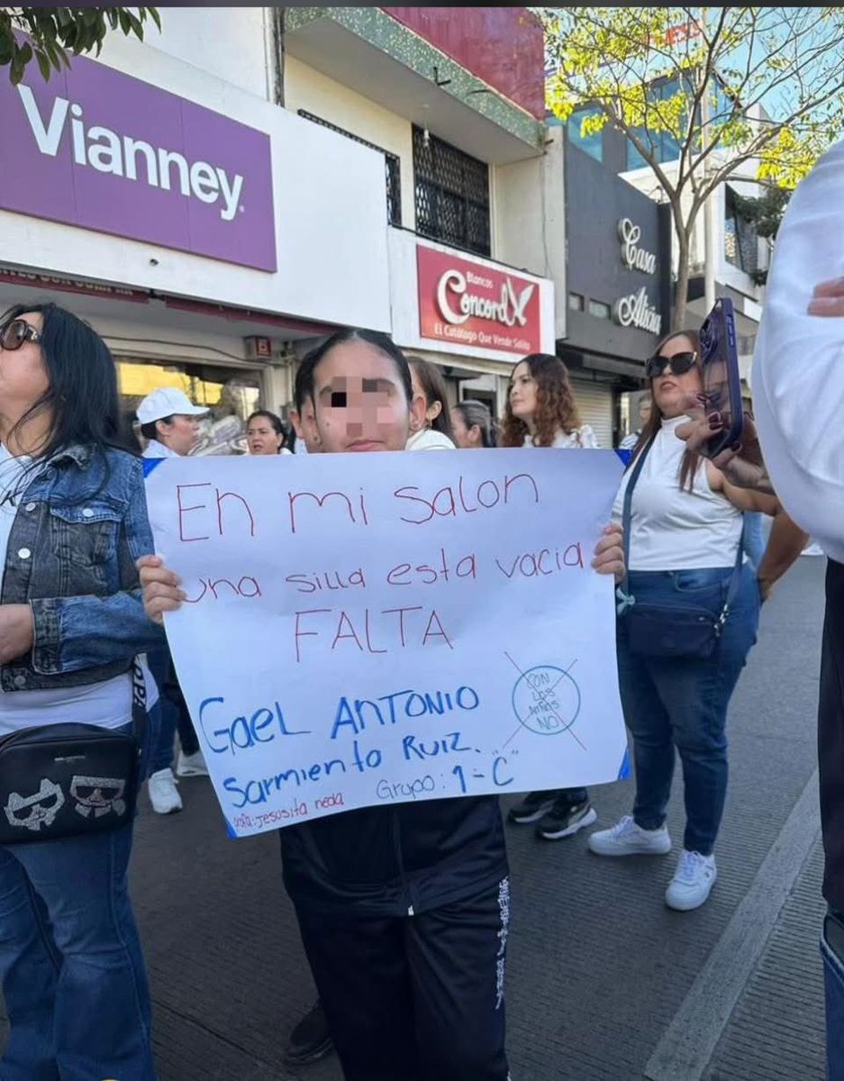 ValeriaEDBT's tweet photo. Hoy los niños de Culiacán no fueron a clases, hoy no salieron a jugar, hoy marcharon, hoy prendieron una veladora, hoy hicieron pancartas, hoy pidieron justicia, pidieron paz, una paz que el gobierno no nos ha garantizado en estos meses de guerra. https://t.co/qvRMLKRsM5
