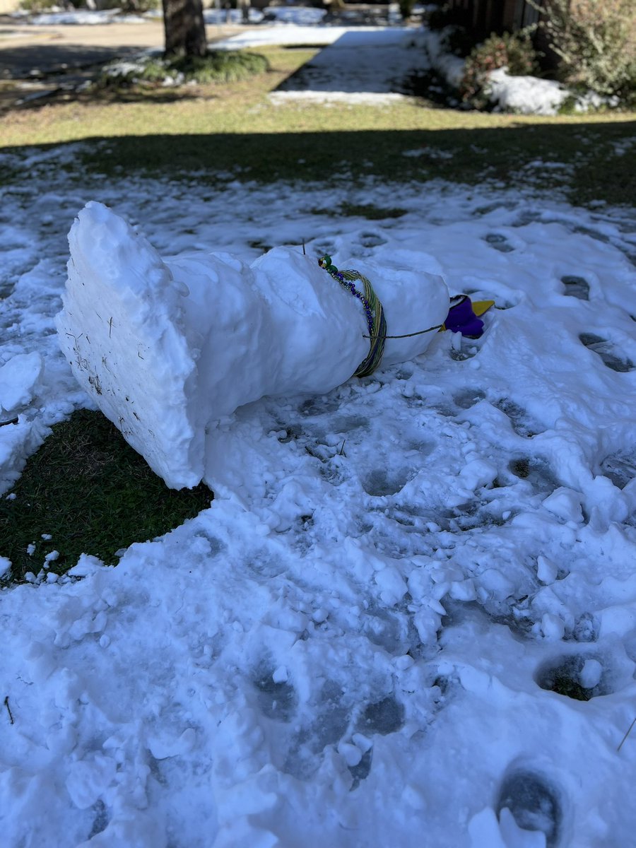 mrgrita64's tweet photo. NOLA snowman sleeping on the job 🤦🏻‍♀️ https://t.co/L3HuOq7v5R