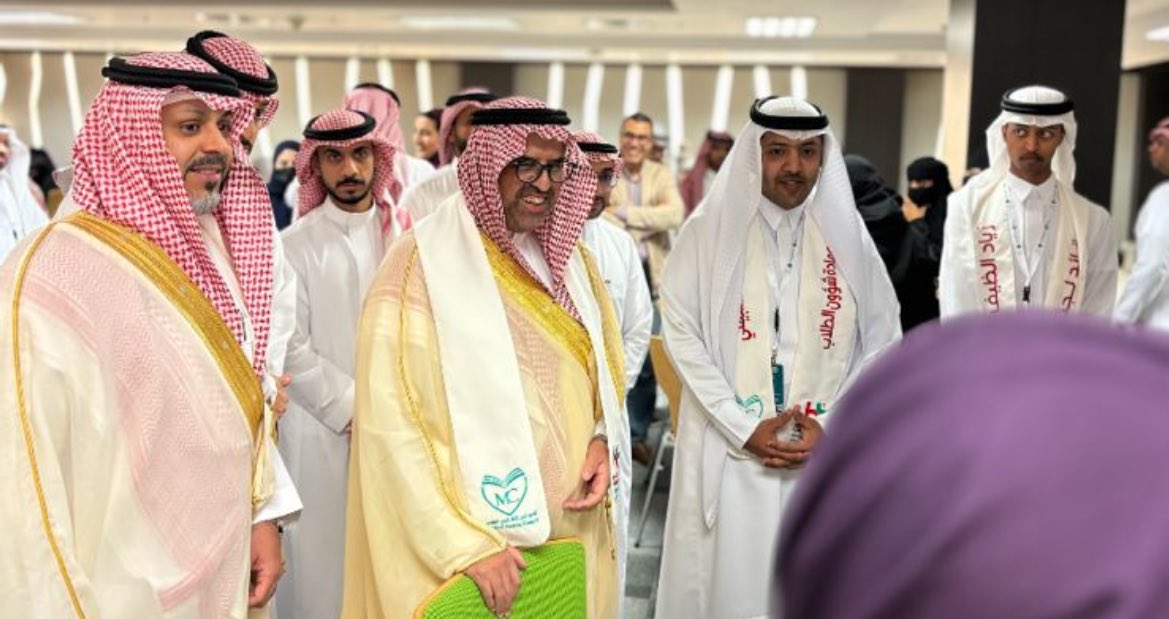 شاركنا انا و الاصدقاء في هاكاثون الصحة بفكرة مليانة شغف وطموح، وكانت تجربة ممتعة ومثرية تعلمنا منها الكثير. أخذنا شهادة تقدير على مجهودنا، وتشرفنا بلقاء رئيس الجامعة المكلف د. مهنا عبدالله الدلامي. تجربة نفخر فيها وتحمّسنا نواصل طريقنا في الابتكار!🌟🌟❤️