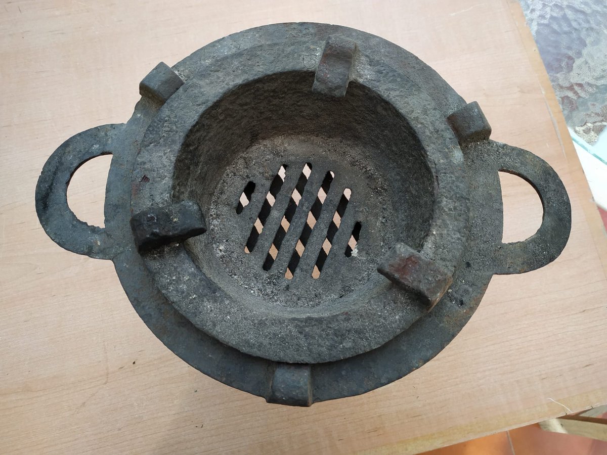 JuanLaMontera's tweet photo. #ANAFRE Antiguo artefacto de hierro fundido, donde se cocinaba. Poniendo las ascuas de la lumbre dentro.
#Tradiciones #Costumbres #ViejosEnseres
#EspañadePueblo https://t.co/BnnPbDtFtI