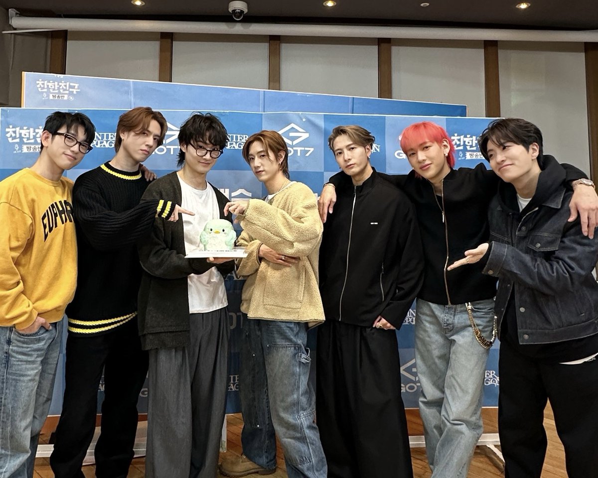 mbcbf_bf's tweet photo. 오늘의 우리는 '장담' 꼬옥 기억하기로

+) 오늘 멤버들의 내 노래 설명 듣고 나니까
이번 앨범 더 명반이다!!!!
잘 때도 끌어안고 자고 싶은 앨범
#WINTERHEPTAGON
전곡 재생 레츠고💚

++) 친친방에서 준비한 11주년 축하 케이크
마치고 무슨 맛인지 찍먹 해보는 🥹 https://t.co/OMzcP7a11f