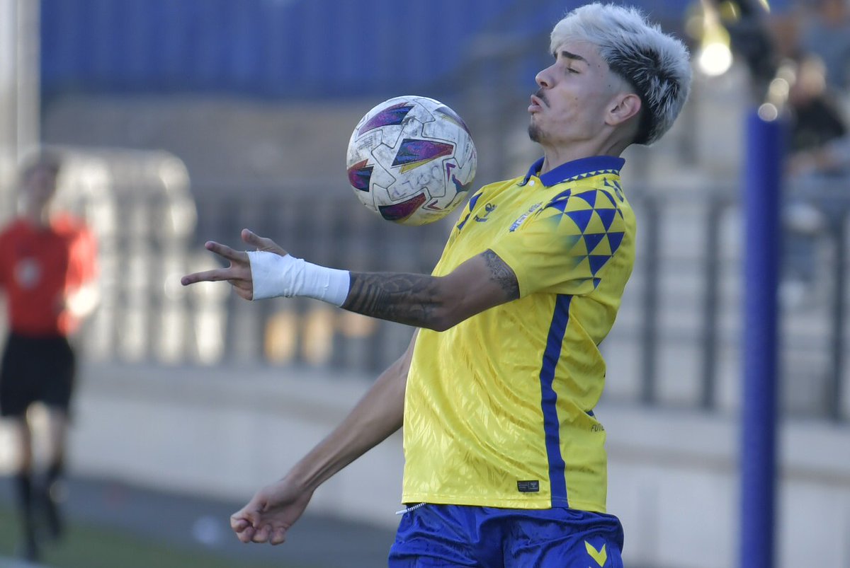 Antonioleonrgue's tweet photo. El delantero majorero @abrahamhv8 Abraham Hatchuell del @CdTinajo pichichi de la 1ª vuelta de la Regional Preferente con 15 goles seguido de Iván García de la @UDLP_Cantera Las Palmas Atlético con 13, además de Marco Gutiérrez con 12 .

👀Tabla completa👇

https://t.co/Ni35cfmDWg https://t.co/ic2PCOJXUy