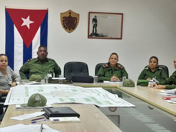 🗣️ El Presidente y Vicepresidente del Consejo de Defensa Provincial en #LasTunas intercambiaron en el Centro de Dirección del Consejo de Defensa Municipal, sobre el cumplimiento del plan de realización del Ejercicio Estratégico #Bastión2024 
<a href="/MinfarC/">Minfar_Cuba</a> 
🧵: