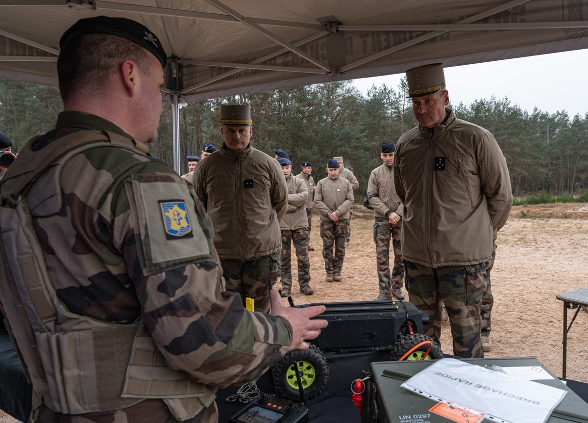 CEMAT_FR's tweet photo. 🔎 Inspection de la @2brigadeblindee.
"Ne me dites pas que c'est impossible !"
Division Leclerc hier, brigade de décision de l’@armeedeterre #DeCombat aujourd'hui, la 2eBB cultive l'esprit pionnier. https://t.co/KZE1CzhuGr