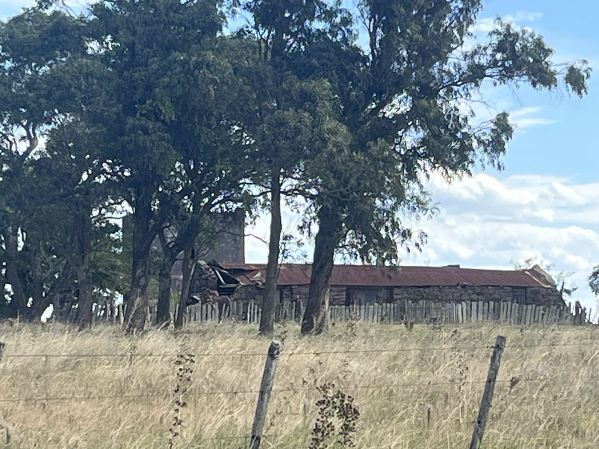 Camino de los Morochos. Capilla donde descansan los ancestros de <a href="/EnriqueLatorres/">Enrique Latorres</a>  y la casa que fue de sus parientes. Mas adelante está la escuela. Predio q donaron para tales efectos.