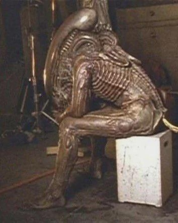 avpgalaxy's tweet photo. Man…
#Xenomorph creature performers resting on set in #AlienResurrection, #AlienRomulus, #Alien, #Alien3, and #AVPR https://t.co/4BXZJxFU0i