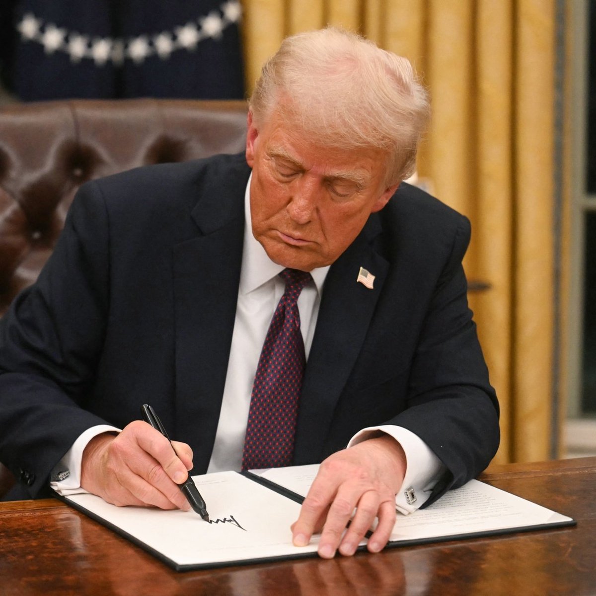 dictavenir's tweet photo. 🚨🇺🇸 Donald Trump signe un décret classant Sandrine Rousseau comme hystérique. https://t.co/8PjEbHhz83