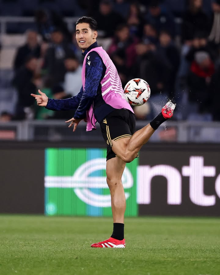 AguerdLegacy's tweet photo. The maestro in the warm-up. Nayef Aguerd getting in the zone for a big match ahead. 💪🏟️ #ForzaReal #AguerdOnTop https://t.co/8PPDr9eAXP