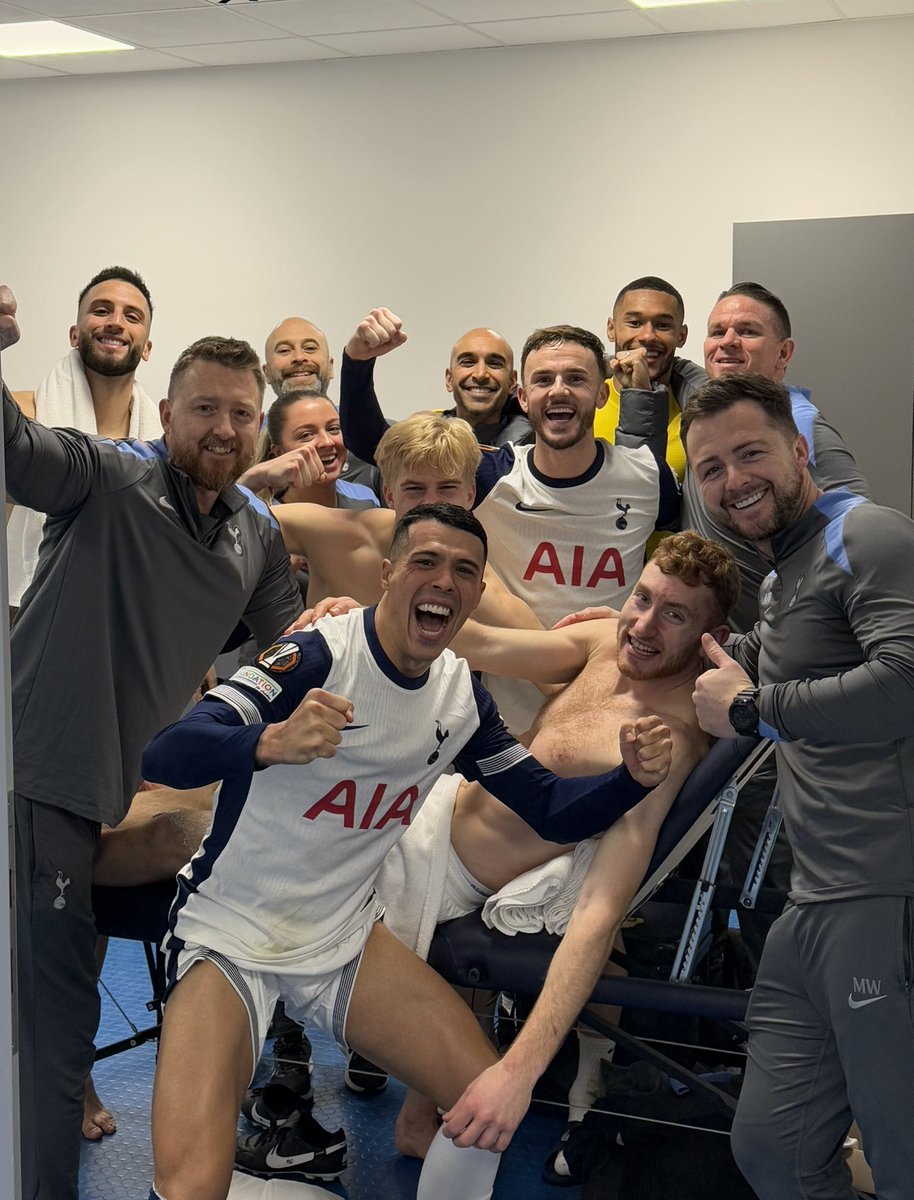 Madders10's tweet image. Sticking together in adversity. Proud of the team tonight 🤍 @SpursOfficial