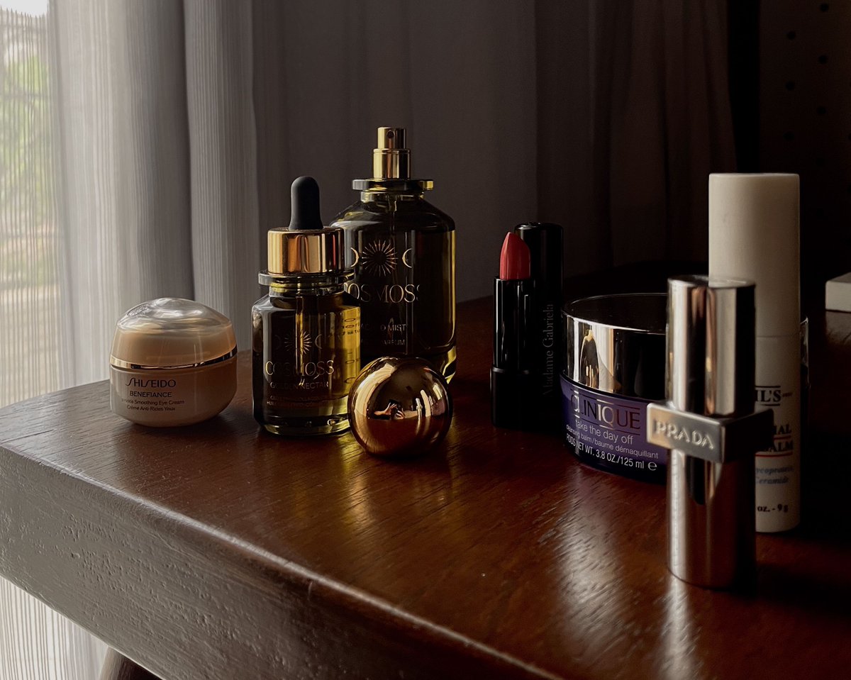 theriz__'s tweet photo. 2024-tested beauty &amp; skincare essentials I'm keeping in 2025! From transformative creams to must-have oils, find out what made the cut and why. Check it out here: https://t.co/e5uNWrSatR  #BeautyTrends #SkincareRoutine https://t.co/AeeMEZy59P