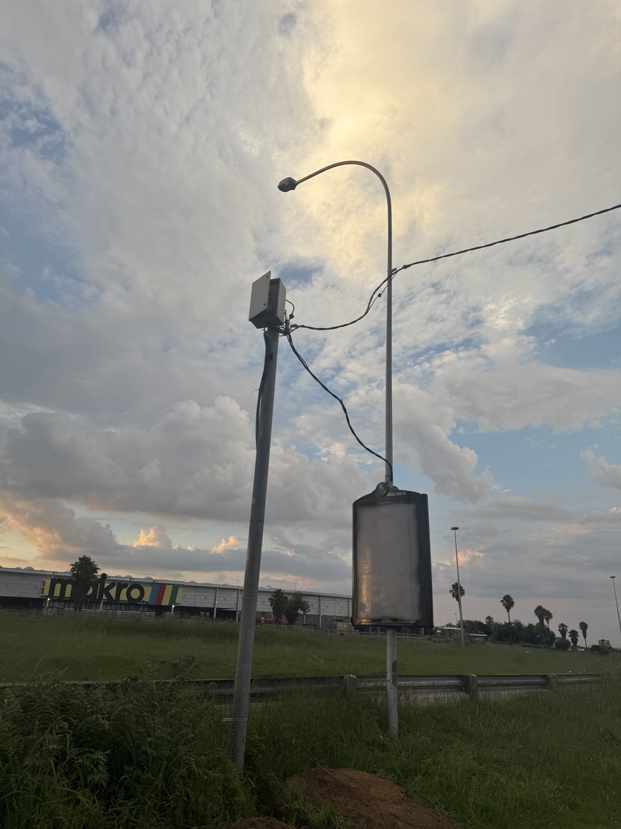 Being_LeChuba's tweet photo. @MMCKennyKunene @MyJRA @CityofJoburgZA @JoburgMPD @SAPoliceService old Pretoria road traffic lights…street lights don’t work anymore traffic lights are next.
THIS HAS TO BE STOPPED!!! https://t.co/m5a88qDNWC