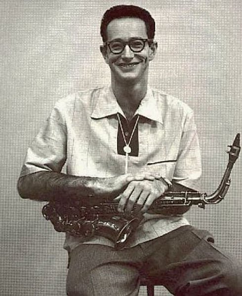 boirugi's tweet photo. Paul Desmond, además de un soberbio saxofonista, era un cachondo. Nunca acabó de escribir su autobiografía, pero quería titularla How many of you are in the quartet? Siempre que le pedían la carta de embarque en un avión preguntaban: "¿Y cuantos son en el cuarteto?" #Jazzmaster https://t.co/JTTFG8O35K