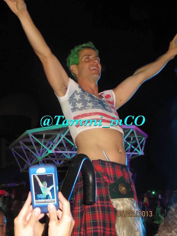JoeysPackage's tweet photo. #MACATTACK
I was looking at these pics earlier, and it's been a minute since we've had some #GreenHairJoe, so here you go! Happy Thursday! - T
#Kriptonite #JoeMcIntyre #JoeyMcIntyre #NKOTB #NKOTBCruise2013 https://t.co/sQIoe89f6T