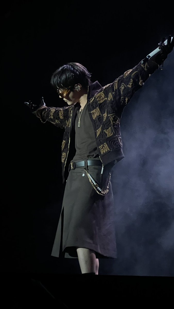 PERO MIRA EL AURA QUE MANEJA EN EL ESCENARIO, UN REY

LE PRINCE J-HOPE AU GALA 
J-HOPE AT LE GALA DES PIÈCES JAUNES 
#jhope_at_GalaDesPiècesJaunes