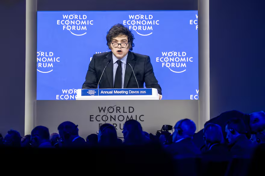 HumbertoTumini's tweet photo. Que tipo arrastrado este Milei. Fue a Davos y arremetió contra el progresismo como Trump en EEUU. Pero se hizo bien el pelotudo con la economía. 
Claro, que va a decir, acá abrimos las importaciones para destruir la industria y su jefe allá le pone aranceles a todo.
#Lamebotas https://t.co/SmbPDIKgXU