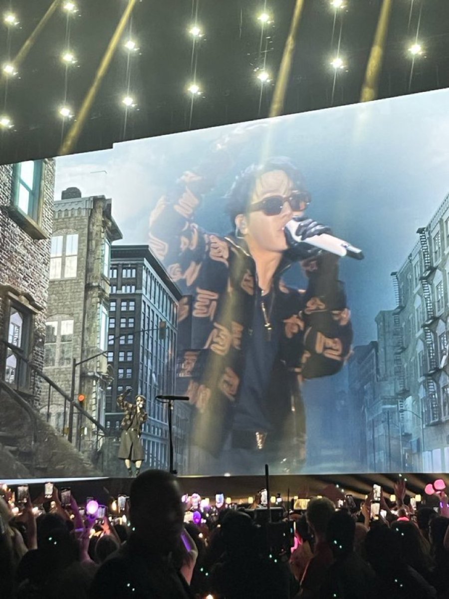 btskz_pics's tweet photo. BIG SCREEN https://t.co/inZAhx2W96