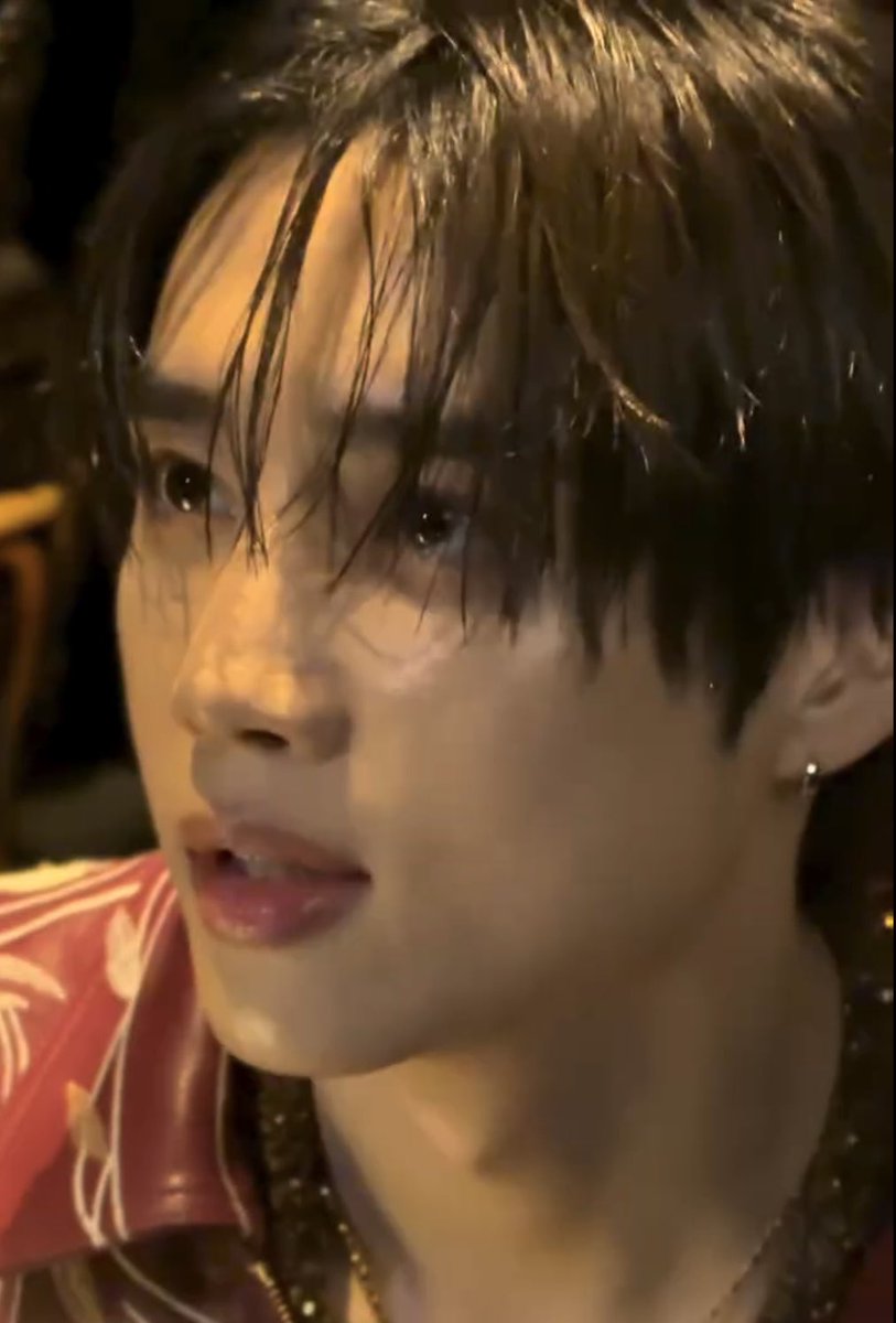 swlovezone's tweet photo. “can i speak korean?” with those eyes……..IM ON MY KNEES https://t.co/Oq0CsYL15A