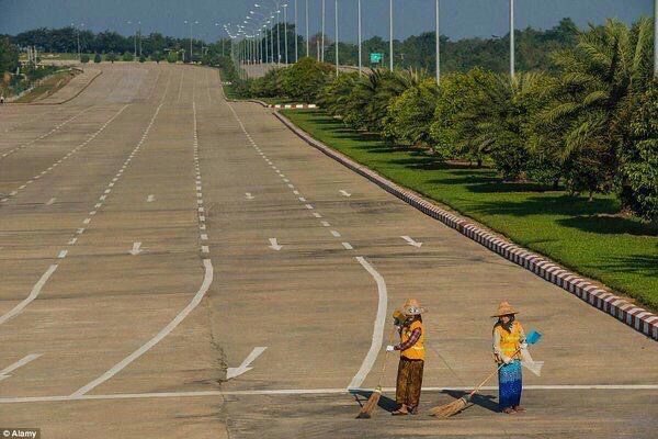 تمتلك العاصمة البورمية شوارع واسعة وجميلة لكن ينقصها اهم شيء وهي السيارات، من النادر ان تجد شخص يمتلك واحدة.