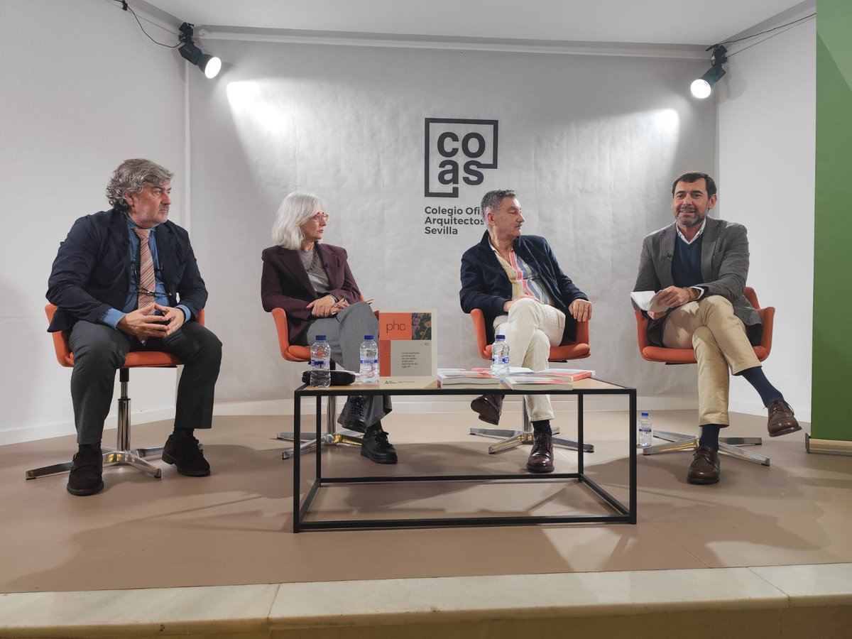 COASevilla's tweet photo. ◾️José Luis Gómez Villa, @IAPHpatrimonio y coordinador del libro, explica que “estás Guías nacen con el espíritu de tener presente los conceptos tradicionales del #patrimonio, una línea editorial muy accesible para la ciudadanía, pero también esos patrimonios más sensibles" https://t.co/xPKJXBKsy2