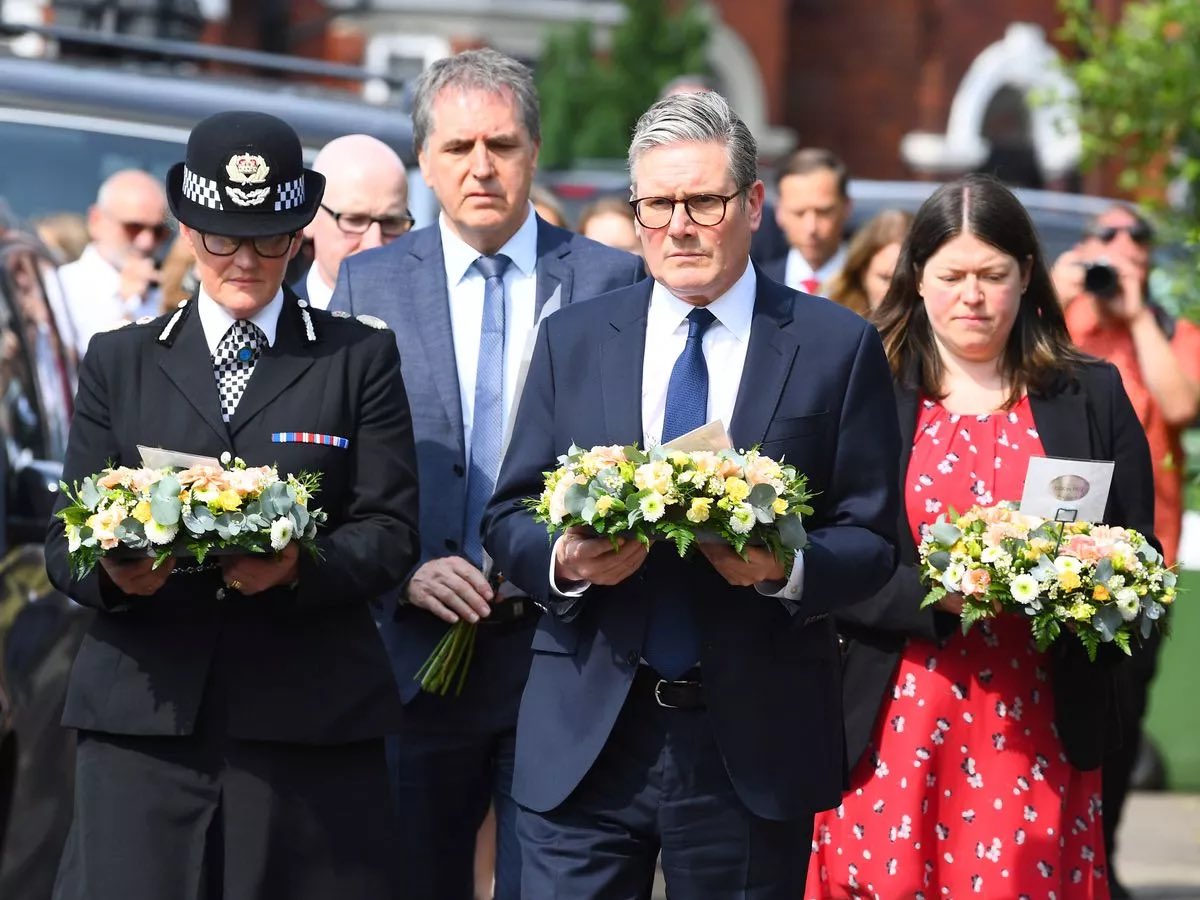 Alexarmstrong's tweet photo. Just HOURS after laying these flowers, The Mail on Sunday has revealed Starmer joined celebrity backers at a party in Downing Street.

He needs to RESIGN, NOW!

PartyGate 2.0 — actually it’s worse.

Via @MailOnline https://t.co/rDiiT9V1nb
