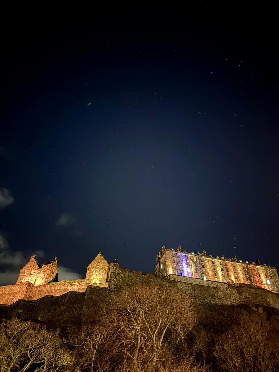 ilona_turnbull's tweet photo. Edinburgh Castle looking serene under the stars this evening before #StormEowyn rolls in. #Edinburgh #EdinburghCastle #ScotsMagazine #Scotland #outandaboutscotland #respectprotectenjoy @edinburghcastle @welovehistory @thisisedinburgh @edinburgh @EdinburghWatch @VisitScotland https://t.co/kkthF9z93t