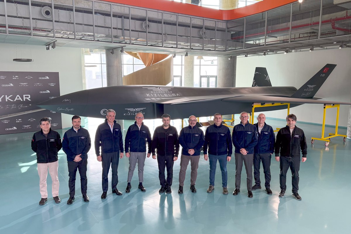 TurkishCentury's tweet photo. We told you 12 days ago and once again we're proven right. Looks like #Leonardo-#Baykar partnership is really happening. Here's the Italian aviation giant's CEO Roberto Cingolani visiting Turkish #drone powerhouse #BaykarTech today and posing with GM Selcuk Bayraktar. 🇹🇷🇮🇹 https://t.co/3AthprzoEy
