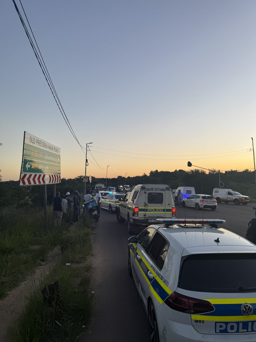 Being_LeChuba's tweet photo. @MMCKennyKunene @SAPoliceService @MyJRA @JoburgMPD all the street lights on Woodmead &amp; Old Pretoria don’t work, stolen cables &amp; damaged lights…Hotspot for hijacking &amp; robberies..attempted hijacking 48hrs ago😡😡😡 https://t.co/ATkQ9uToUL