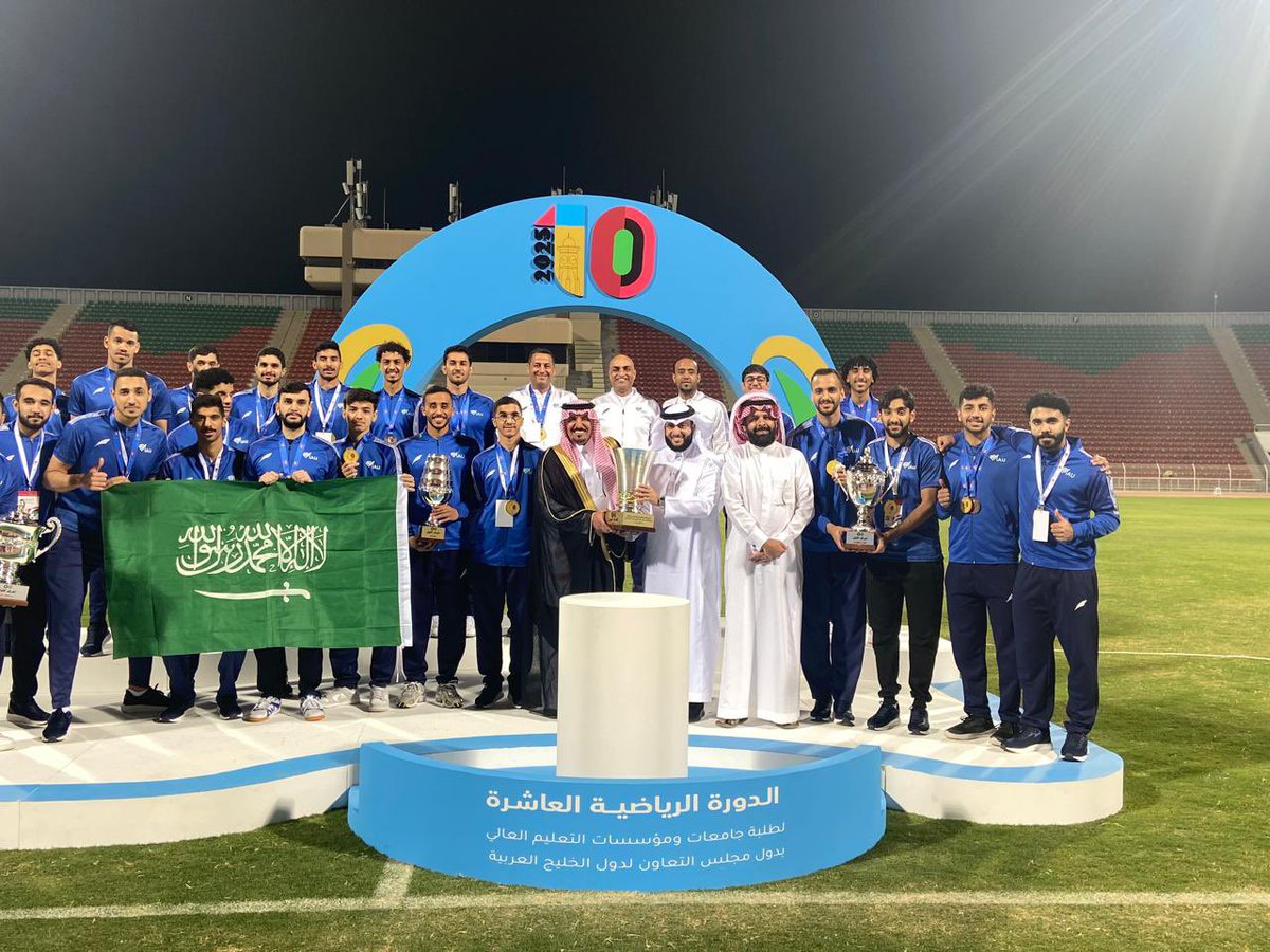 KSAembassyOM's tweet photo. حفل ختام الدورة الرياضية العاشرة لطلبة جامعات ومؤسسات التعليم العالي بدول مجلس التعاون لدول الخليج العربية.وقد شارك سعادته في تتويج الفرق السعودية الفائزة في البطولة.

#الريا��ة_تجمعنا https://t.co/pvQlAjKuxa