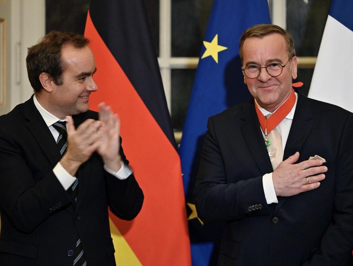 Cher Boris Pistorius,

Alors que je vous remets les insignes de commandeur de la Légion d'honneur, je voulais très simplement vous dire merci.

Et vous témoigner de la reconnaissance de la France, qui au-delà de notre relation a su trouver en vous un allié et un ami, courageux,