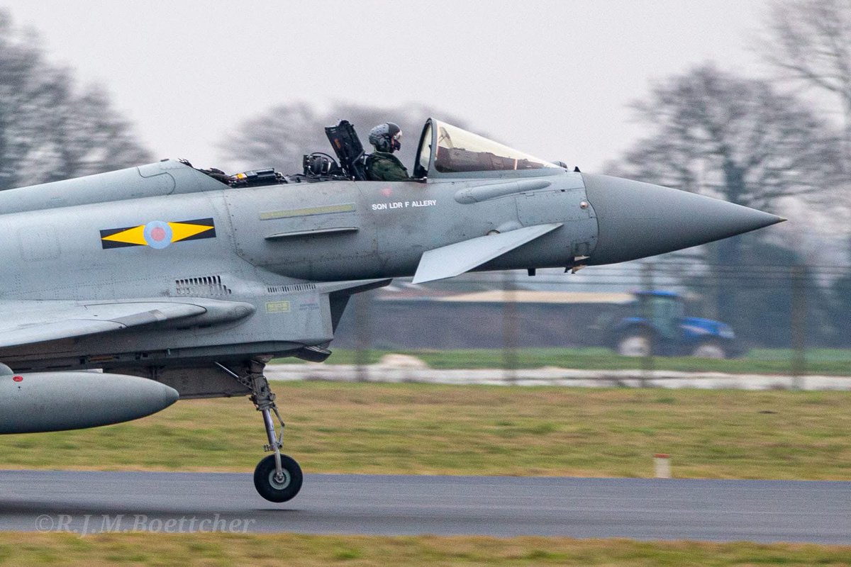 FHAeromedia's tweet photo. .@RoyalAirForce Eurofighter Typhoon landed today missing a canopy #bitnippy (๐ธ by Richard Boettcher)
@eurofighter @AviationWeek https://t.co/zV1n9R9SPO