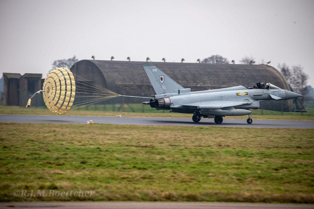 FHAeromedia's tweet photo. .@RoyalAirForce Eurofighter Typhoon landed today missing a canopy #bitnippy (๐ธ by Richard Boettcher)
@eurofighter @AviationWeek https://t.co/zV1n9R9SPO